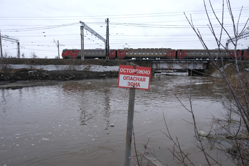 Под Новосибирском из берегов начала выходить река Власиха