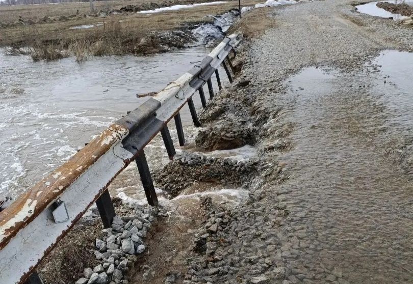 Вода из-за паводка перекрыла движение на семи трассах Новосибирской области