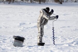 Из-за угрозы отрыва льда в Новосибирске ввели запрет на подлёдный лов рыбы