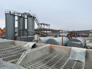 Минтранс проверил готовность завода в Оби к новому дорожно-строительному сезону