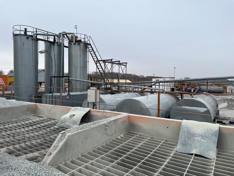 Минтранс проверил готовность завода в Оби к новому дорожно-строительному сезону