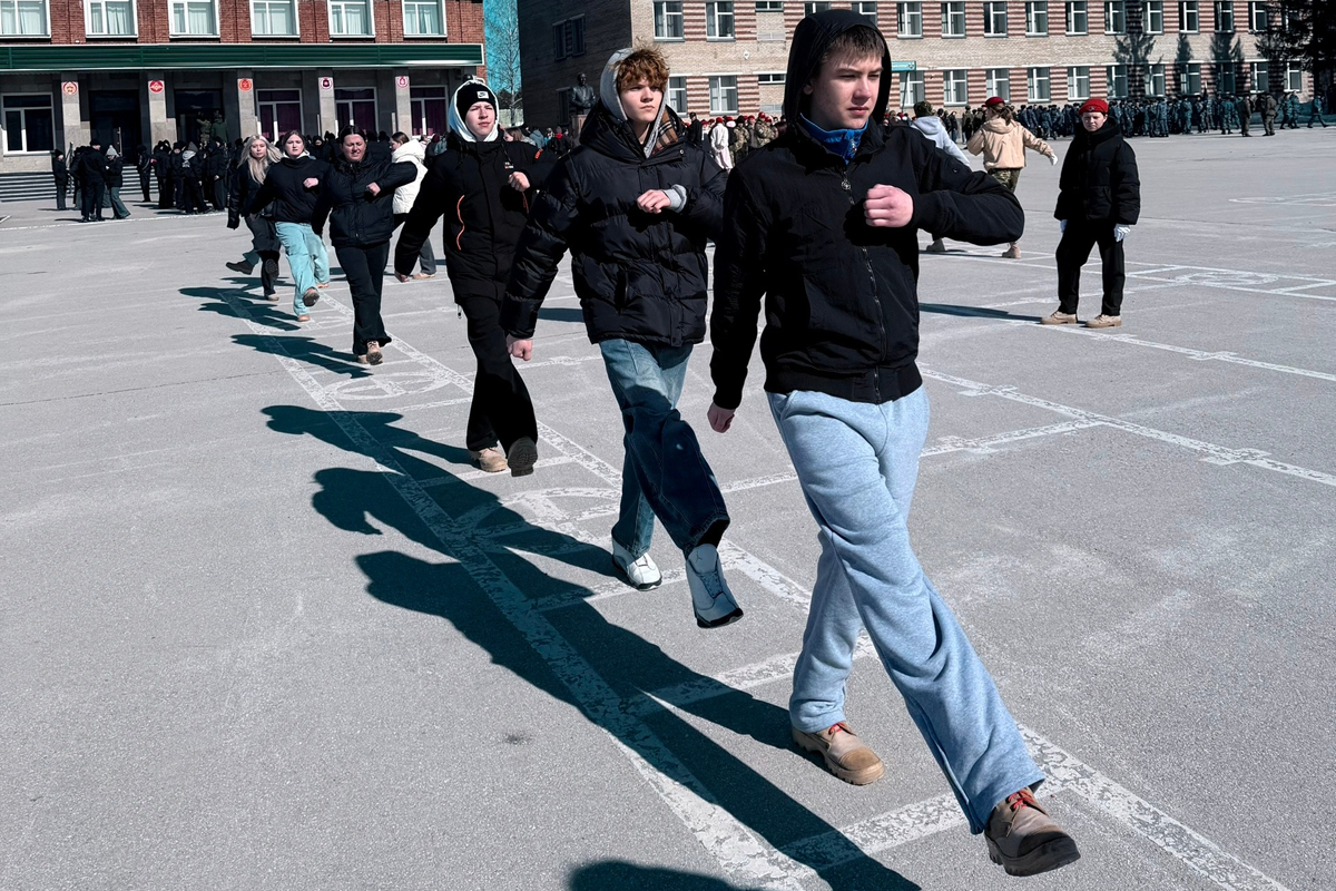 Подготовку к параду Победы в преддверии 9 Мая начали учащиеся школ города Обь