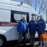 Медики Карасукской ЦРБ везли больную в тележке по ледяной воде к застрявшей скорой