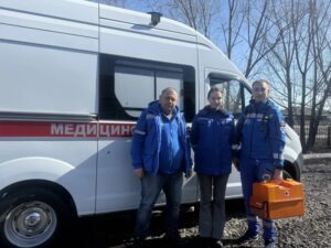 Медики Карасукской ЦРБ везли больную в тележке по ледяной воде к застрявшей скорой