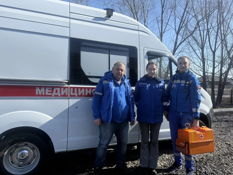 Медики Карасукской ЦРБ везли больную в тележке по ледяной воде к застрявшей скорой