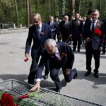 Губернатор Травников возложил цветы в честь 81-й годовщины Победы в Новосибирске