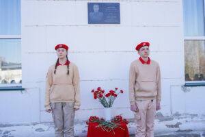 Мемориальную доску лётчику, воспитавшему космонавтов, открыли в городе Обь