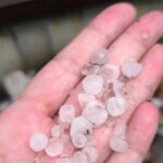 Первый за год крупный град накрыл огороды дачников Карасука днём 28 мая 2026