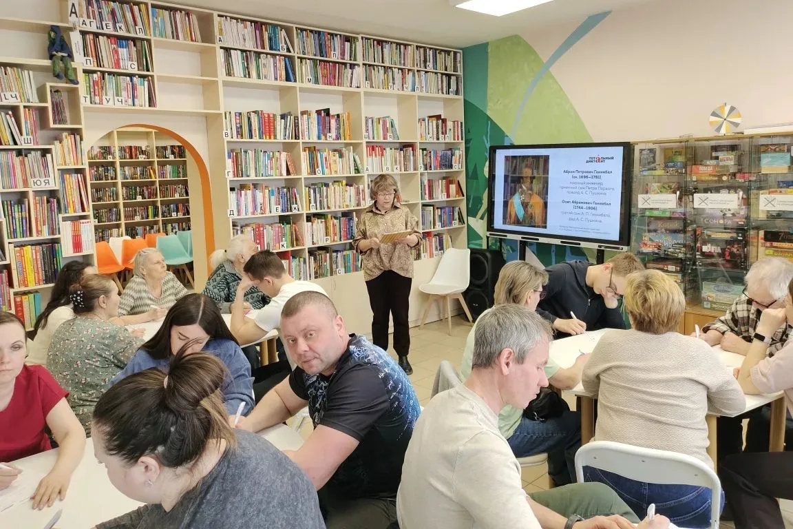 «Грамотность – это модно»: в Оби прошла акция «Тотальный диктант» при полном аншлаге