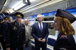 Тематический поезд к 90-летию Госавтоинспекции начал курсировать в метро Новосибирска