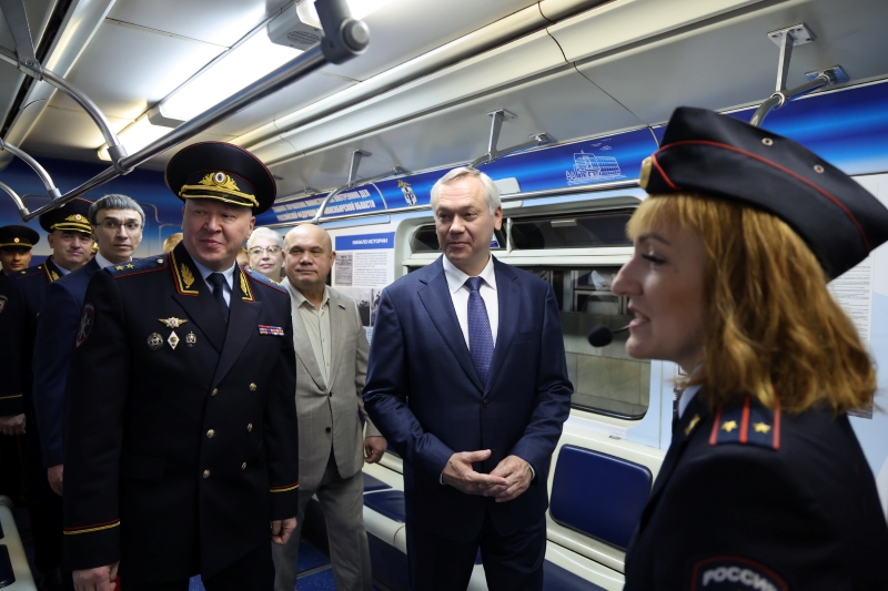 Тематический поезд к 90-летию Госавтоинспекции начал курсировать в метро Новосибирска