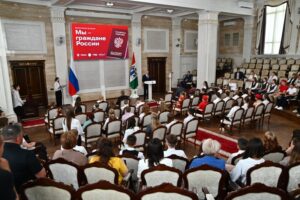 Юные новосибирцы получили главный документ гражданина из рук губернатора Травникова