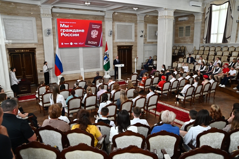 Юные новосибирцы получили главный документ гражданина из рук губернатора Травникова
