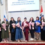 Губернатор Травников наградил многодетных матерей в Международный день защиты детей