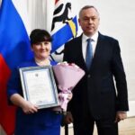 Андрей Травников наградил обчанку за достойное представление региона на премии «Служение»