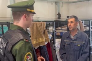 Шестерых мигрантов доставили в военкомат после рейда на птицефабрике в Оби