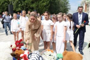 Сотни новосибирцев вышли почтить память детей – жертв конфликта в Донбассе