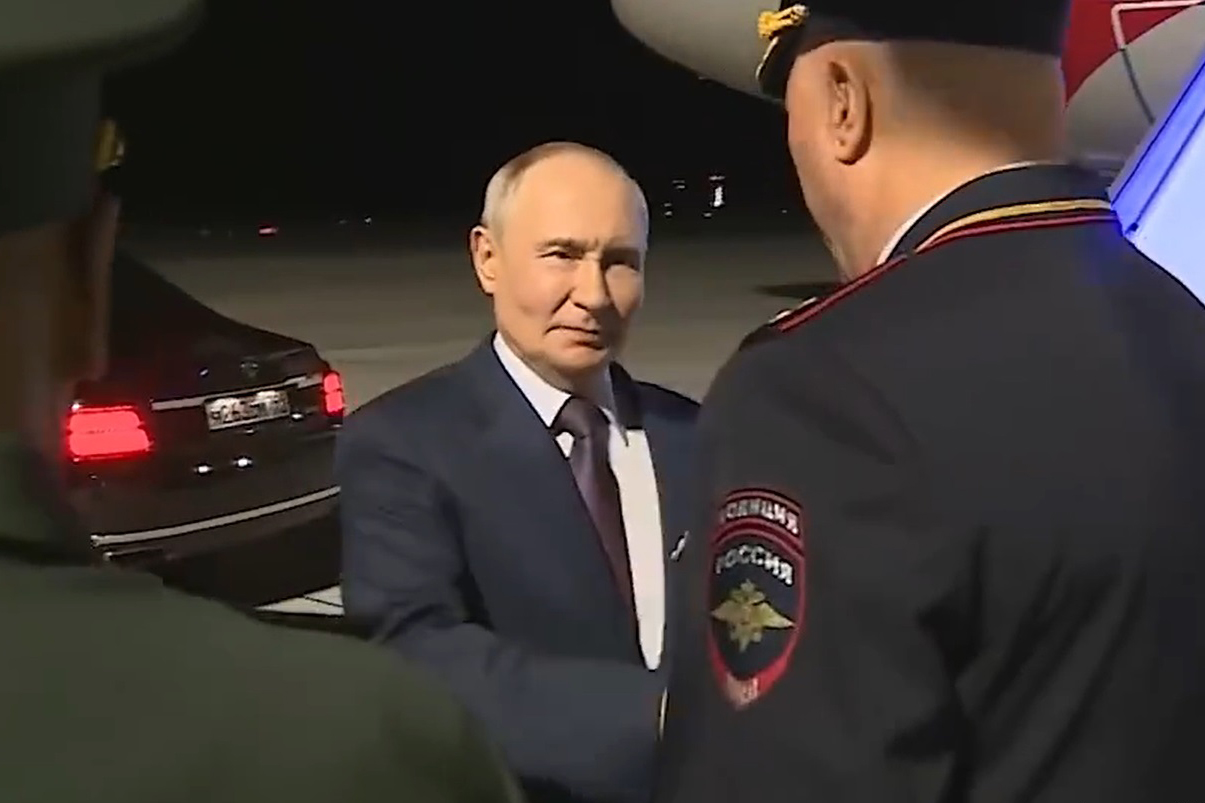 Борт президента РФ Путина приземлился в аэропорту Новосибирска 11 августа