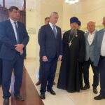 Губернатор Травников посетил духовную семинарию в Оби и встретился с волонтёрами