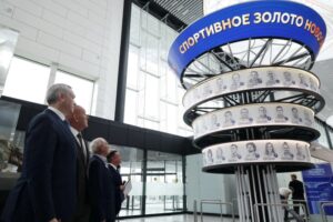 Стела с историями 79 новосибирских спортсменов открылась в аэропорту Толмачёво