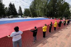 Огромный триколор развернули на главной площади города Обь