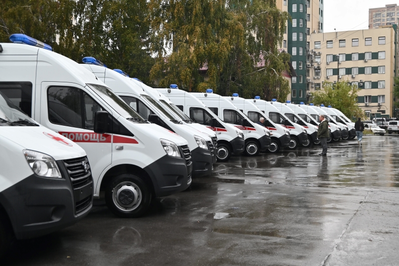 Пятнадцать новых машин скорой помощи передали медикам Новосибирской области