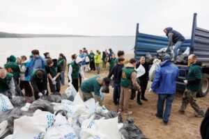 Более ста мешков мусора собрали на берегу Обского моря на всероссийском субботнике