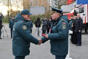 Александр Куренков вручил награды сотрудникам МЧС на открытии части в Кольцово