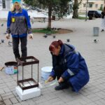 В Оби обновляют скамейки и урны в популярных общественных местах