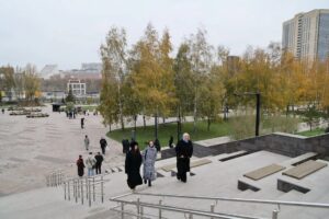Более 120 крупномерных деревьев высадили во второй очереди Бугаков-парка