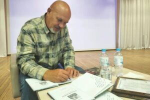 Книгу о герое СВО презентовал в Оби новосибирский писатель-краевед Бевз