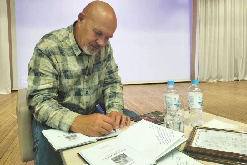 Книгу о герое СВО презентовал в Оби новосибирский писатель-краевед Бевз