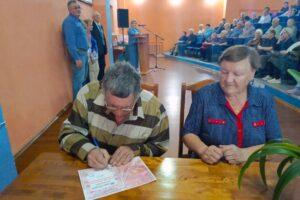 В городе Оби чествовали 15 супружеских пар и 119 ветеранов-юбиляров