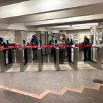 Турникеты с оплатой по QR-коду и биометрии заработали на «Октябрьской»