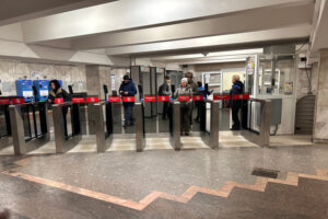 Турникеты с оплатой по QR-коду и биометрии заработали на «Октябрьской»